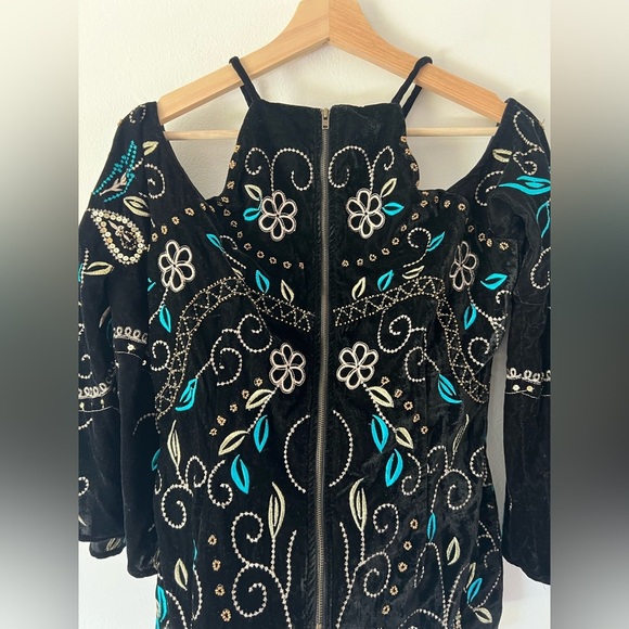 VENUS Black Velvet Embroidered Beaded Sequin Bell Sleeve Top Size 6 NWT - Picture 11 of 14